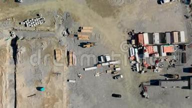 鸟瞰一个联排别墅综合体和一个新的发展<strong>正在建设</strong>附近的北温，BC。